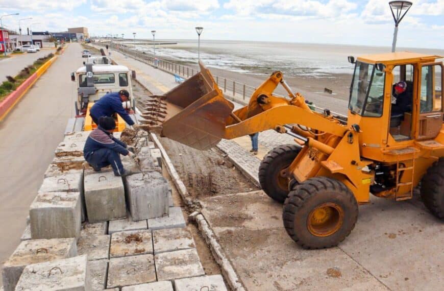 El Municipio refuerza el muro costanero para minimizar el ingreso de agua durante las mareas extraordinarias
