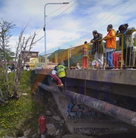 Dramático rescate de una mujer de un puente en Ushuaia