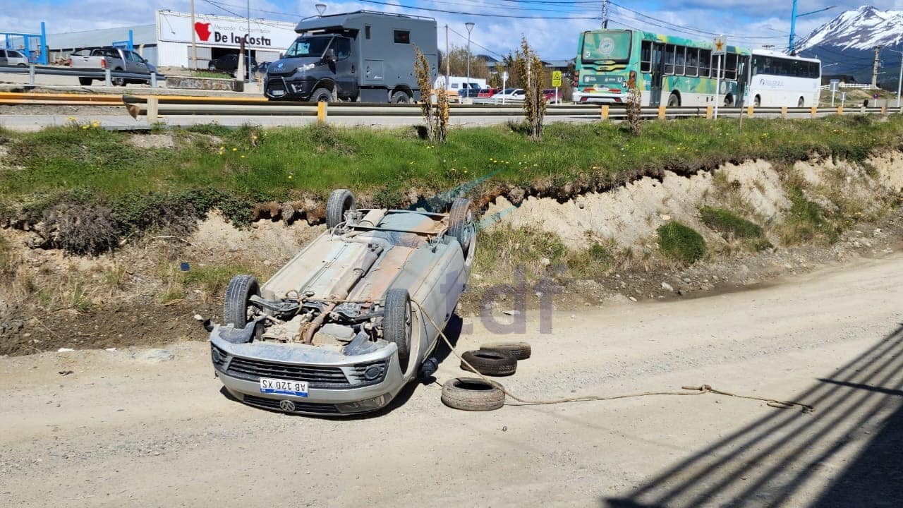 Dejó el auto sin freno de mano y volcó al caer por una pendiente