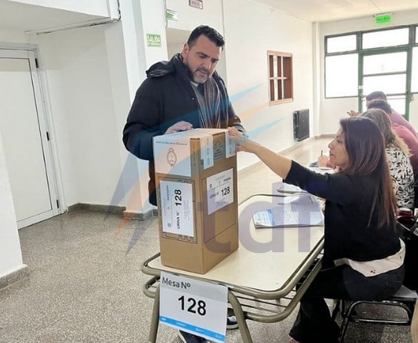 Temprano y sin aviso, el intendente Walter Vuoto votó, a diferencia de la primera vuelta