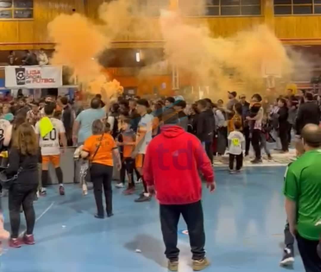 Encendió una bengala en el gimnasio Muriel y aplicaron derecho de admisión por dos años para asistir a partidos de Futsal