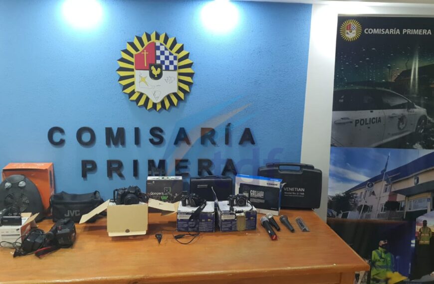 Robaron elementos del Colegio Haspen y fueron encontrados en una cancha de fútbol