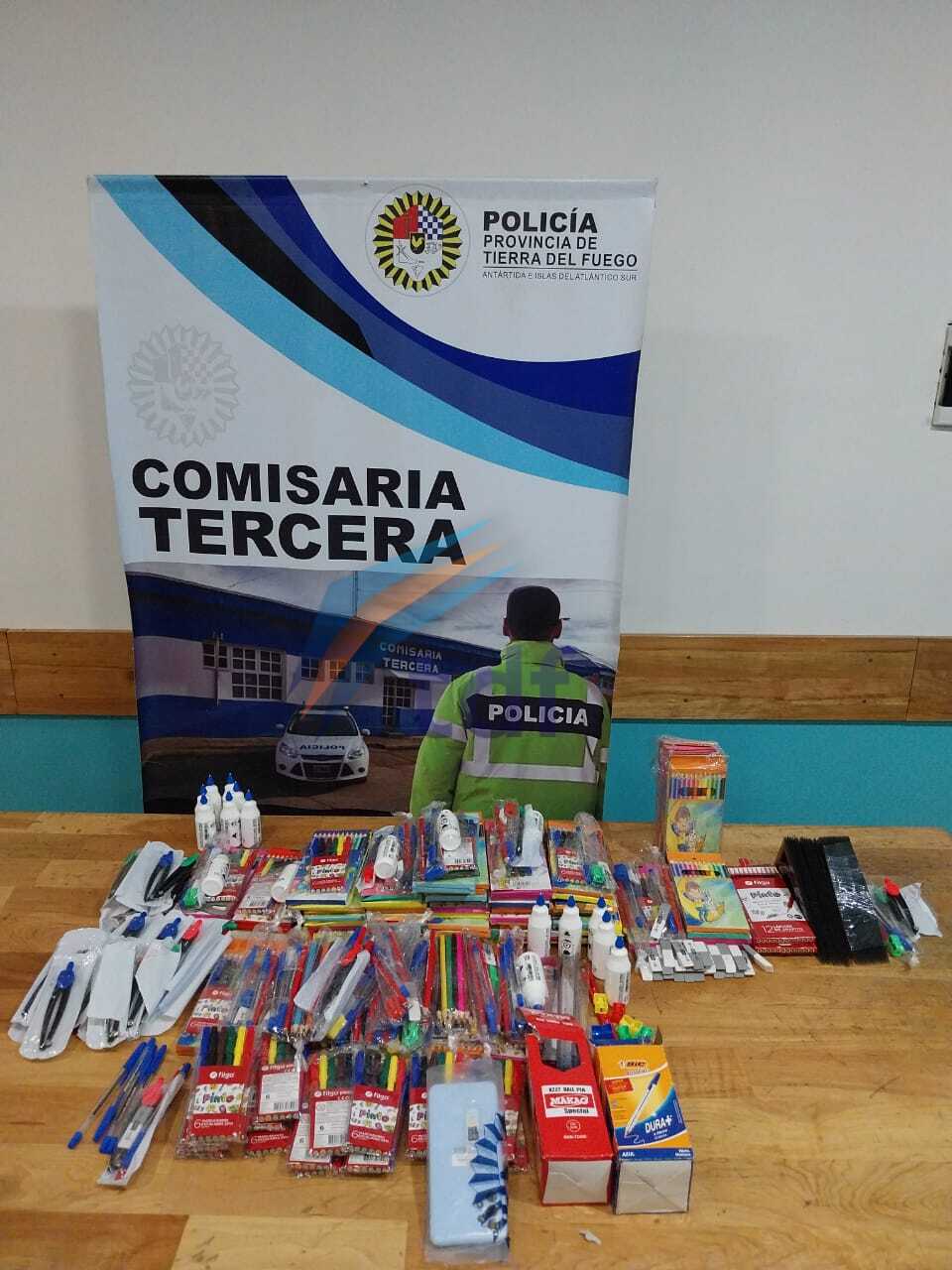 Allanaron a un portero que vendía elementos de librería robados de su escuela