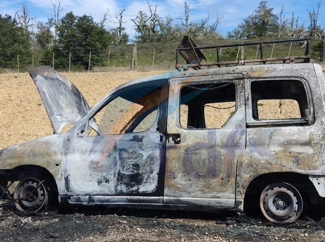 Una camioneta se incendió completa mientras circulaba por la ruta 3