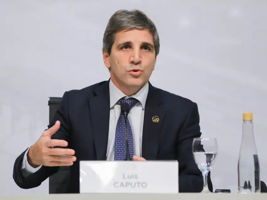 Luis Caputo absorbería el ministerio de Infraestructura luego de la salida de Ferraro