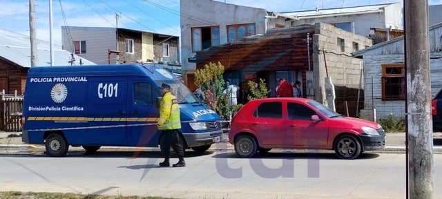 Encuentran a un hombre degollado en su casa de la margen sur