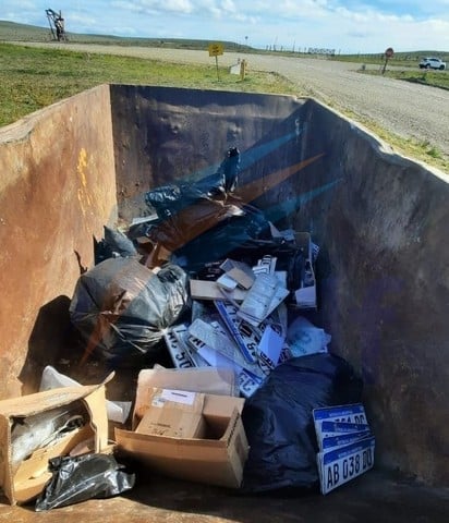 Increíble hallazgo de un centenar de chapas patentes en un contenedor de la ruta 3