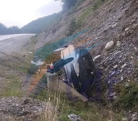 Familia intentó sobrepaso en ruta y terminaron volcando