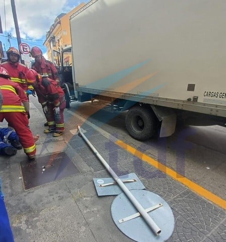 Curioso accidente con un camión sin frenos en el centro de Ushuaia