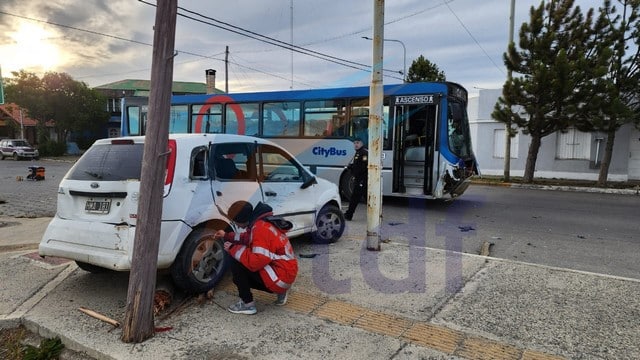 Ocho hospitalizados tras violento choque a metros de la guardia