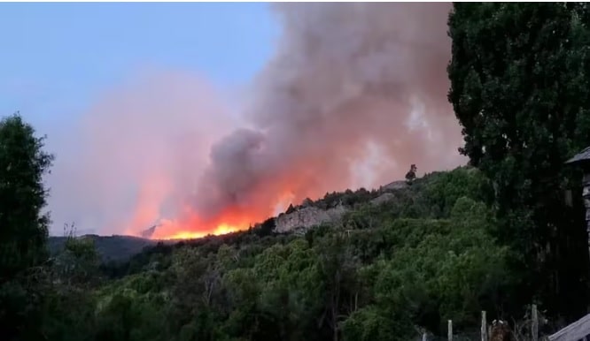 Incendio forestal “fuera de control” en el parque nacional Los Alerces