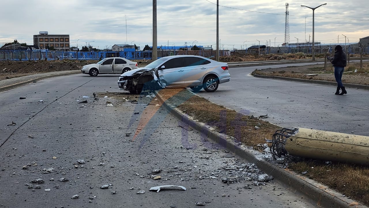 Conductor impactó de manera violenta su rodado contra una columna de hormigón y se dio a la fuga