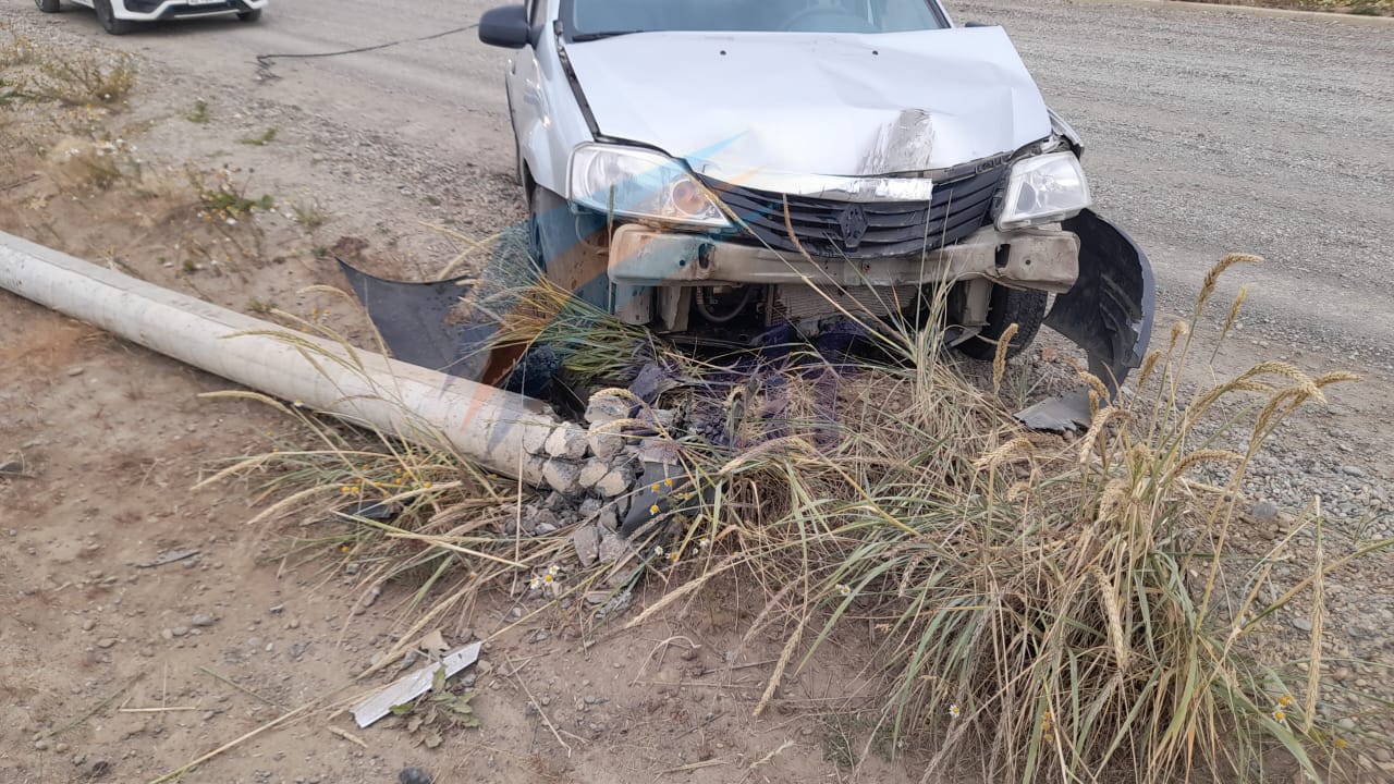 Chocó su rodado contra un poste y se fue a la casa