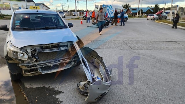 Un motociclista fue embestido por un taxi a la salida de Tolhuin