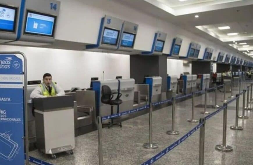 Los controladores aéreos amenazan con profundizar las medidas de fuerza antes del próximo fin de semana largo