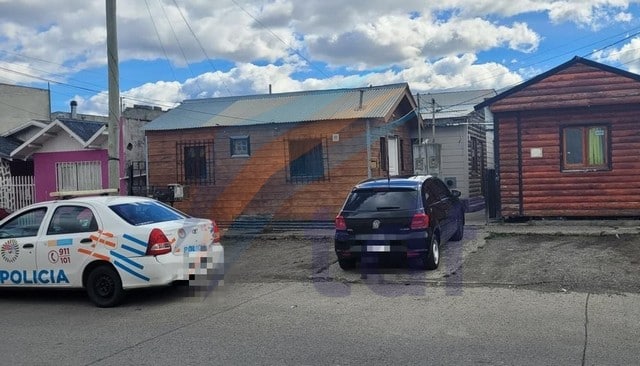 Por una disputa por un automóvil allanaron la casa de una agente de policía, e incautaron armas