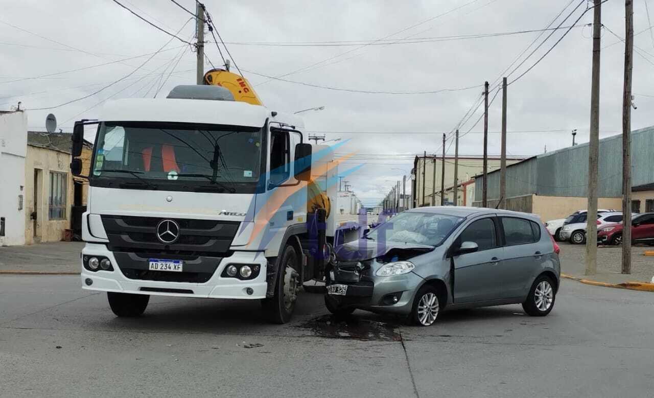 Fuerte choque dejó un conductor lesionado