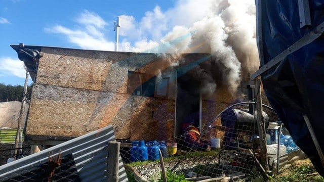 Conexiones eléctricas precarias generaron el incendio de 2 casas en asentamiento de Ushuaia