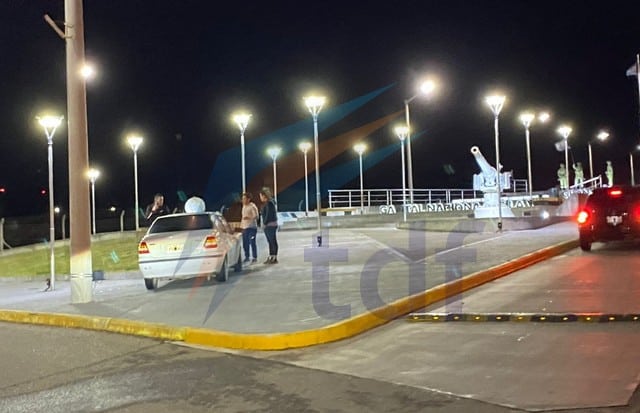 Conductor borracho se subió al monumento de los soldados de Malvinas