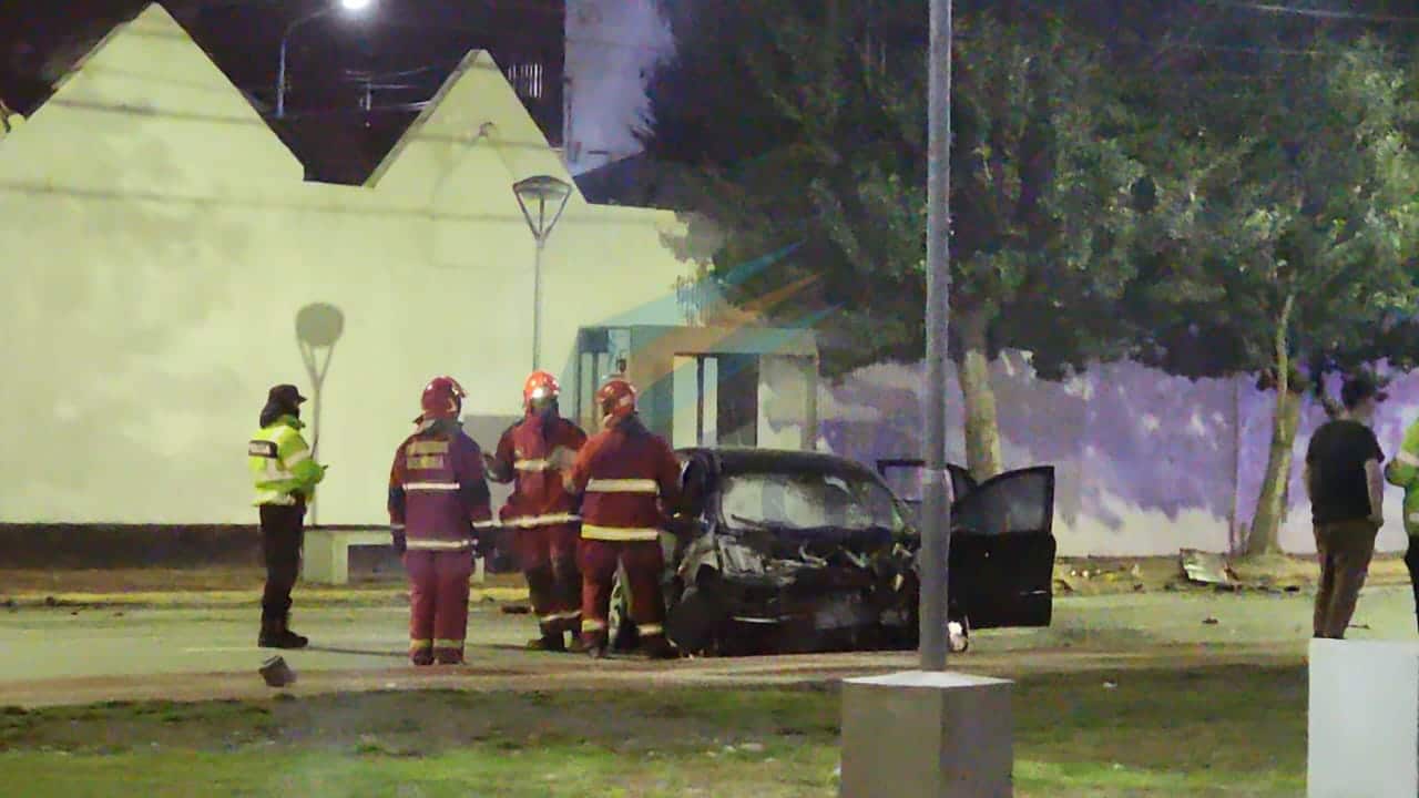 Dos personas fueron trasladadas al hospital tras un impactante choque en la ciudad de Ushuaia