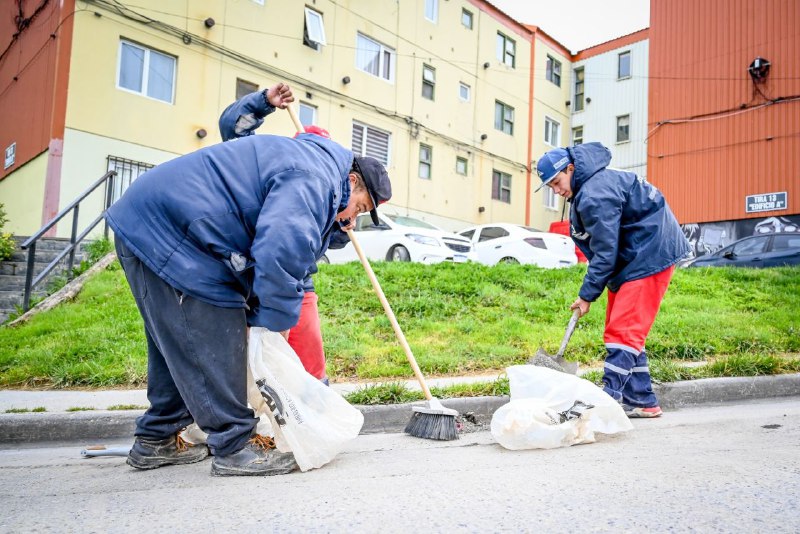La Municipalidad de Ushuaia realizó una jornada de limpieza en las 640 viviendas