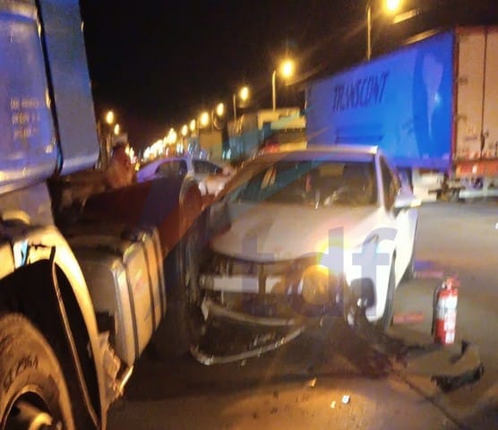 Un conductor impactó contra un camión estacionado sobre calle Malvinas