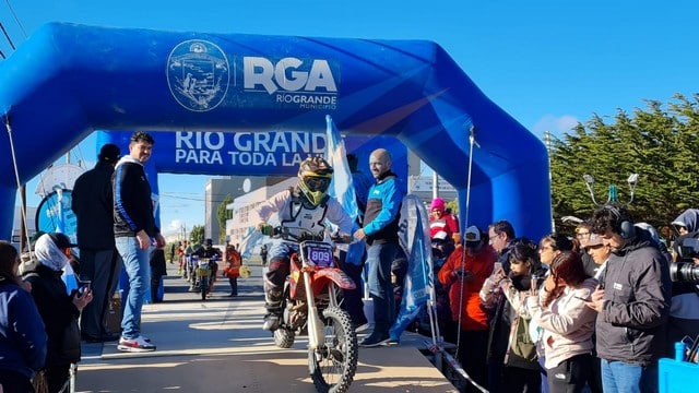 Cierre de rutas y largada de la 40° edición de la Vuelta a TdF en moto