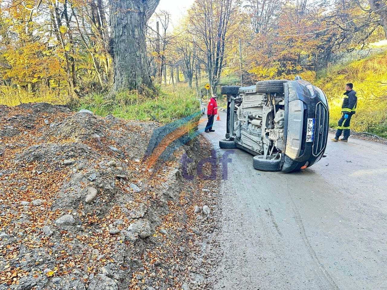 Vuelco en el ingreso al barrio Dos Banderas en Ushuaia