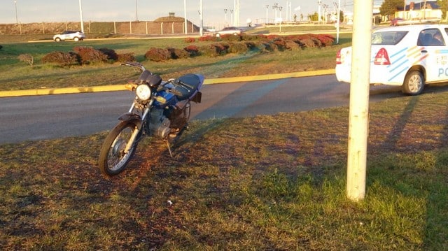 Una pareja a bordo de un ciclomotor se accidentó en la rotonda del Avión