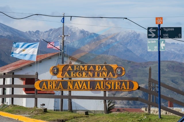 Repudio a la visita del alto mando militar estadounidense y resquemor por la bandera flameando en la base Naval de Ushuaia