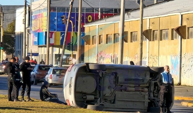 Automovilista impactó contra un auto estacionado y volcó