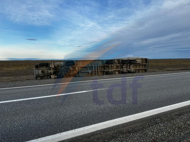 Un camión pinchó uno de sus neumáticos y terminó volcando sobre la ruta 3