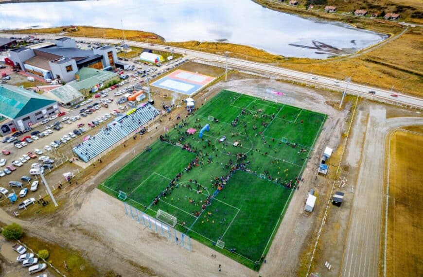 Se inauguró el nuevo campo de juego del estadio municipal Hugo Lumbreras en Ushuaia
