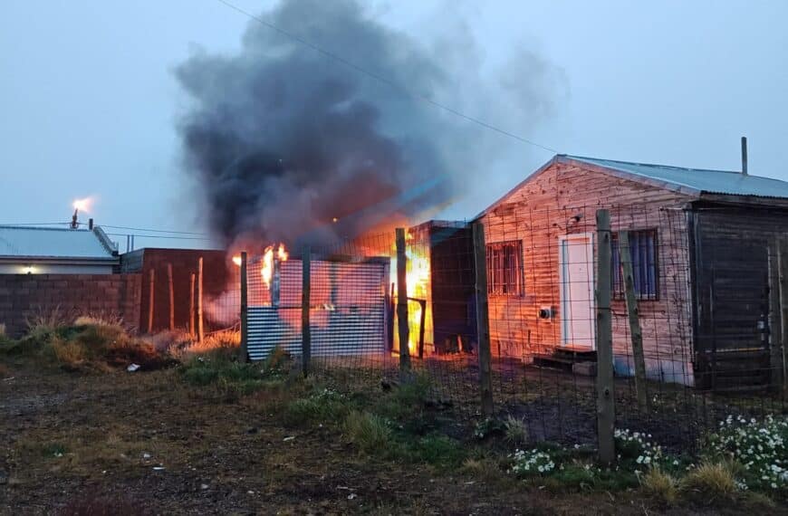 El fuego consumió un obrador en el barrio de Chacra XIII