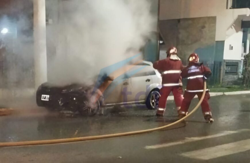 Se incendió un vehículo en la ciudad de Ushuaia