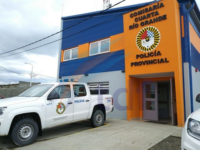 Una policía salvó la vida de una chica que amenazó tirarse del techo de su vivienda