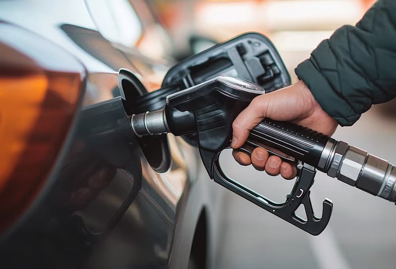 Shell y Axión se sumaron a YPF y bajaron los precios de combustibles