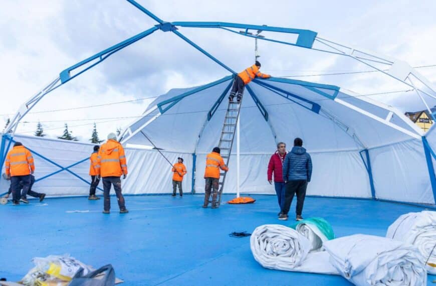 Comenzó el armado de la nueva carpa en la Plaza Malvinas