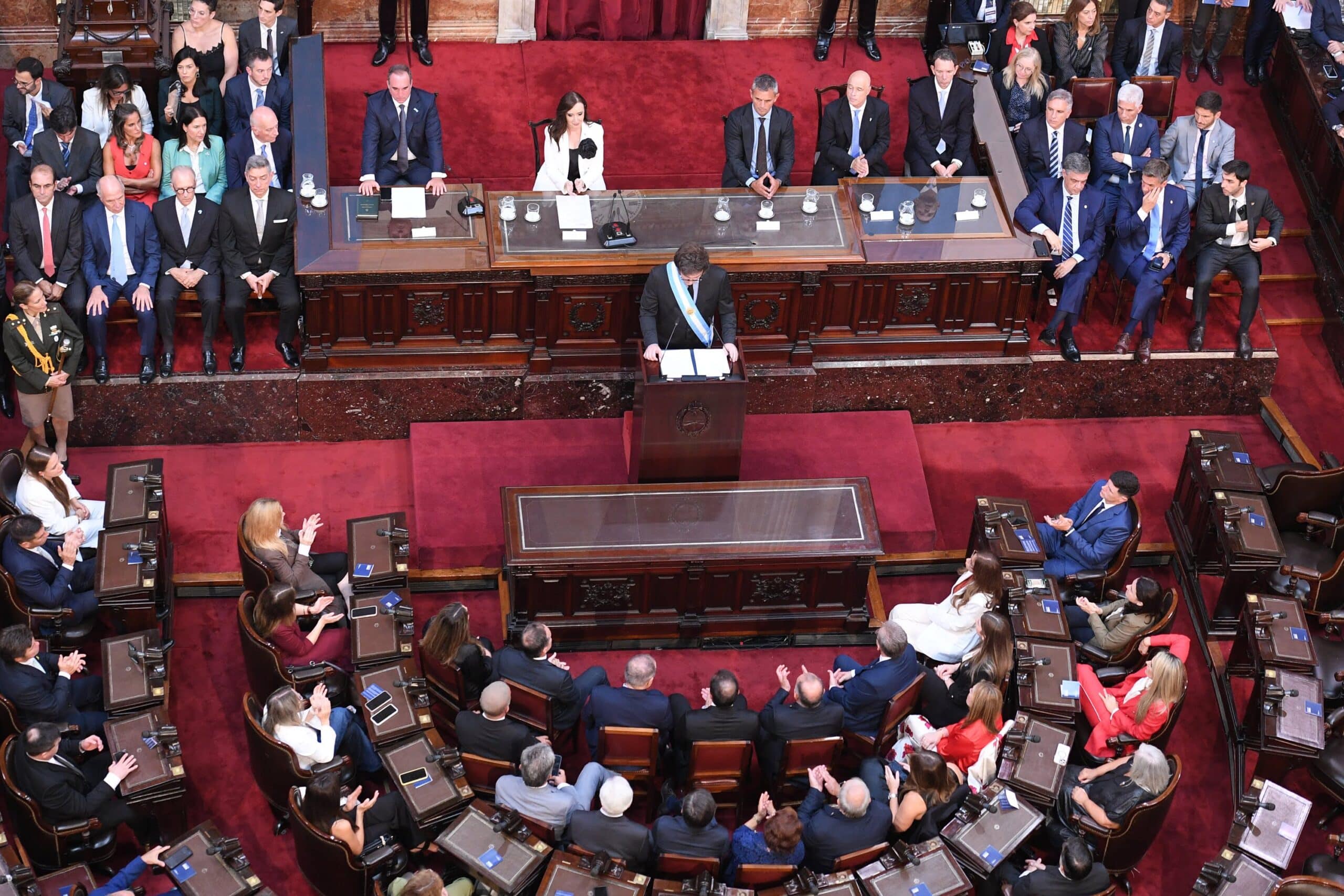 El Gobierno confirmó que enviará este viernes al Congreso por DNU el pedido para autorizar la negociación con el FMI