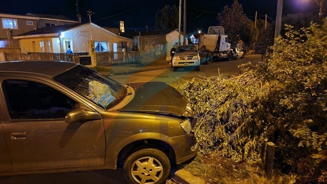 Conductora herida tras impactar la cabeza contra el parabrisas