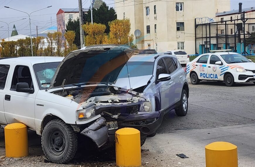 Dos personas fueron trasladadas al hospital luego de un violento impacto en una esquina de chacra II