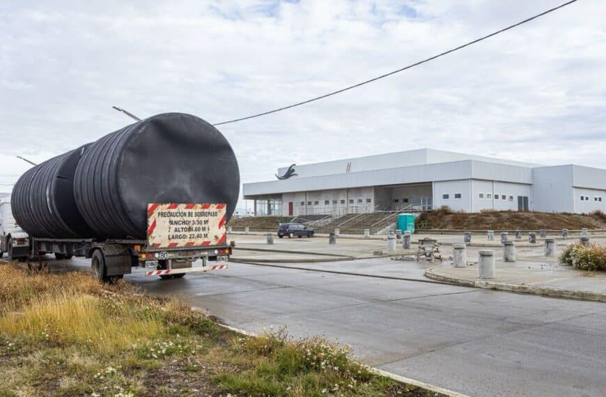 Llegó a la ciudad equipamiento para la sala de máquinas del nuevo natatorio olímpico de Río Grande