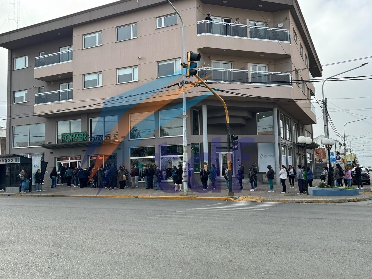 Largas filas por liquidación en un comercio
