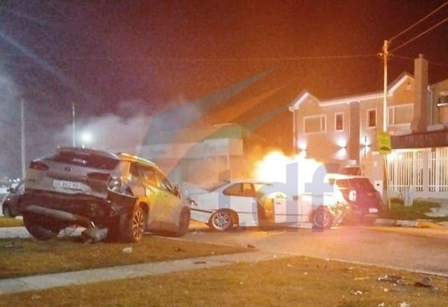 Conducía alcoholizado, chocó tres autos estacionados y se prendió fuego su auto