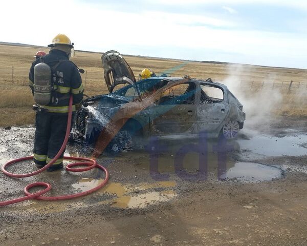 Un automóvil se incendió completamente en la complementaria de José Menéndez