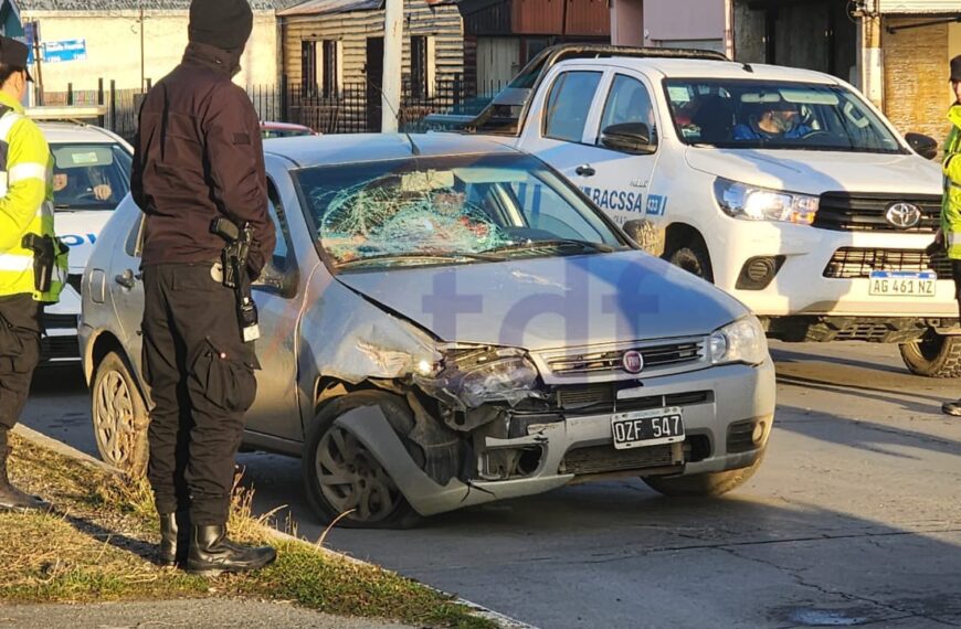 Lo encandiló el sol y chocó contra una grúa estacionada