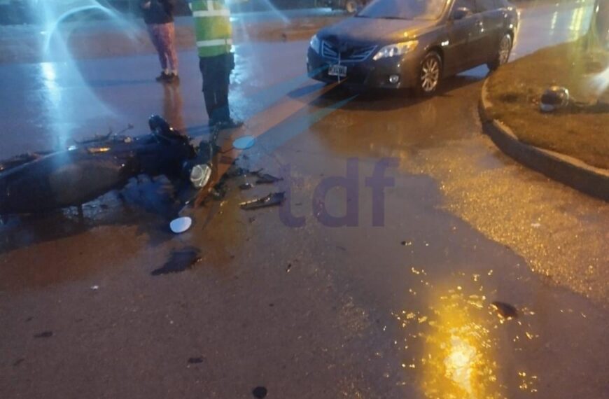 Motociclista herido luego de chocar contra un auto