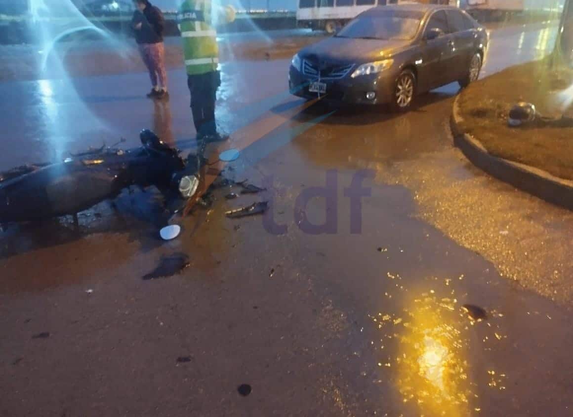Motociclista herido luego de chocar contra un auto