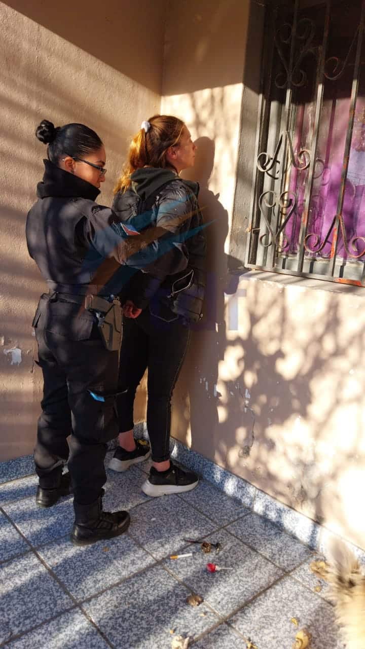 Joven fue detenida por romper el panel vidriado de una pensión