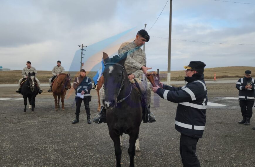 Homenaje y recreación de la histórica estafeta postal en el aniversario de la Policía
